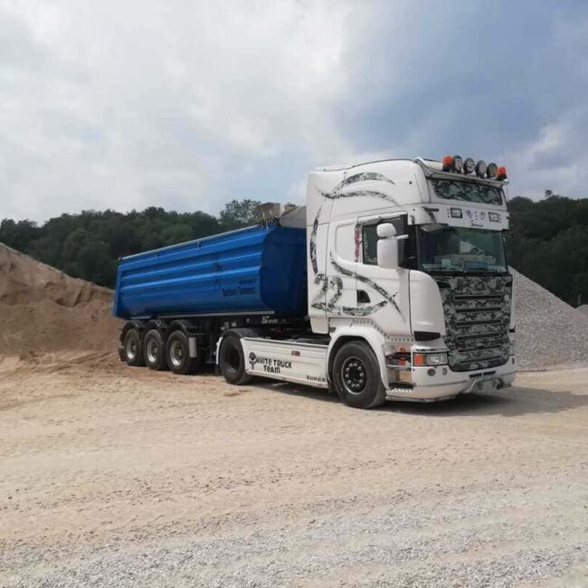 camion scania caricamento ghiaia per trasporto