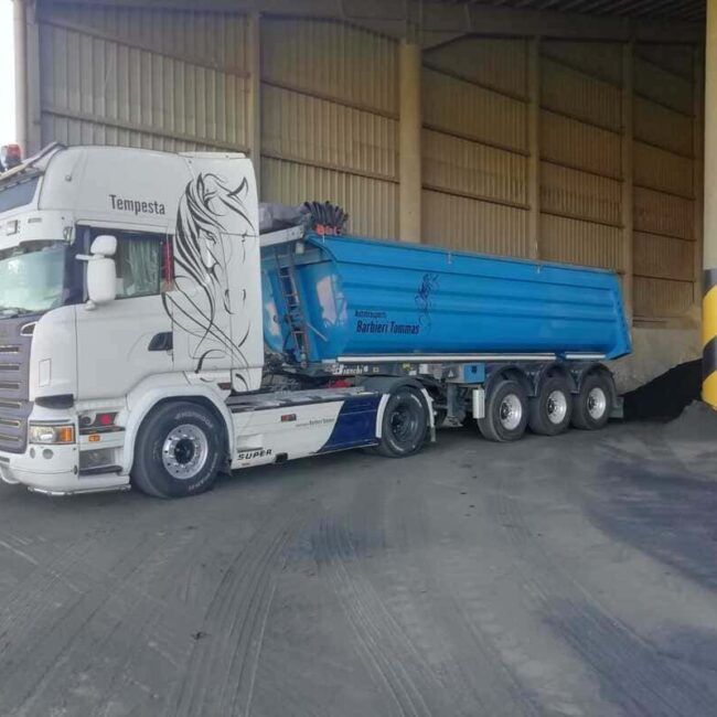 scania con cassone per trasporto rifiuti inerti