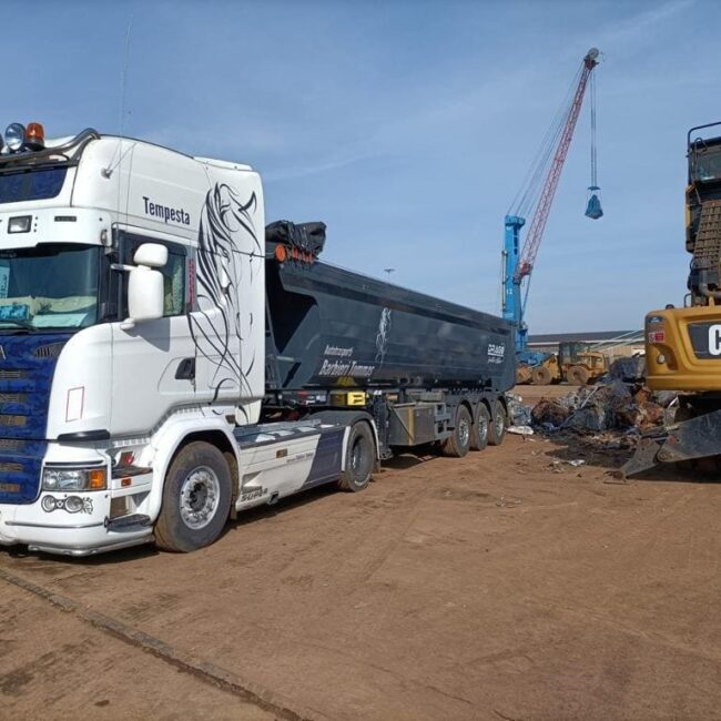camion scania bianco per trasporto e smaltimento rifiuti, inerti, sabbia e altri materiali da cantiere