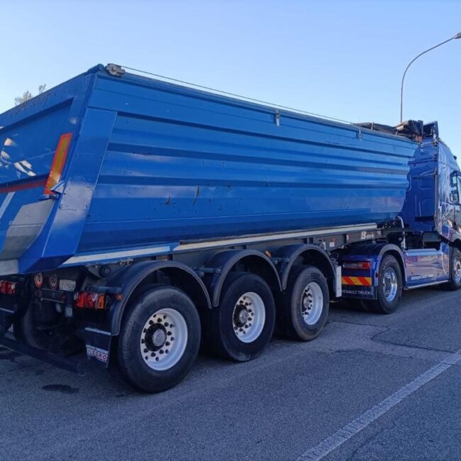 camion per trasporto rifiuti inerti