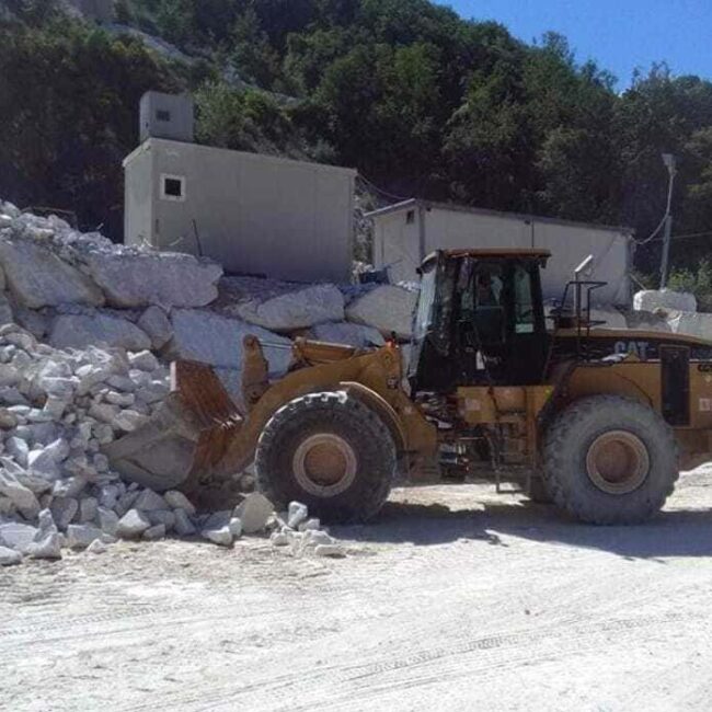 pala caricatrice per il caricamento dei materiali da trasportare