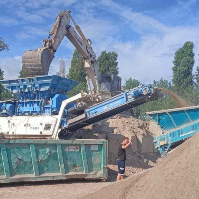 caricamento di ghiaia e sabbia per il trasporto