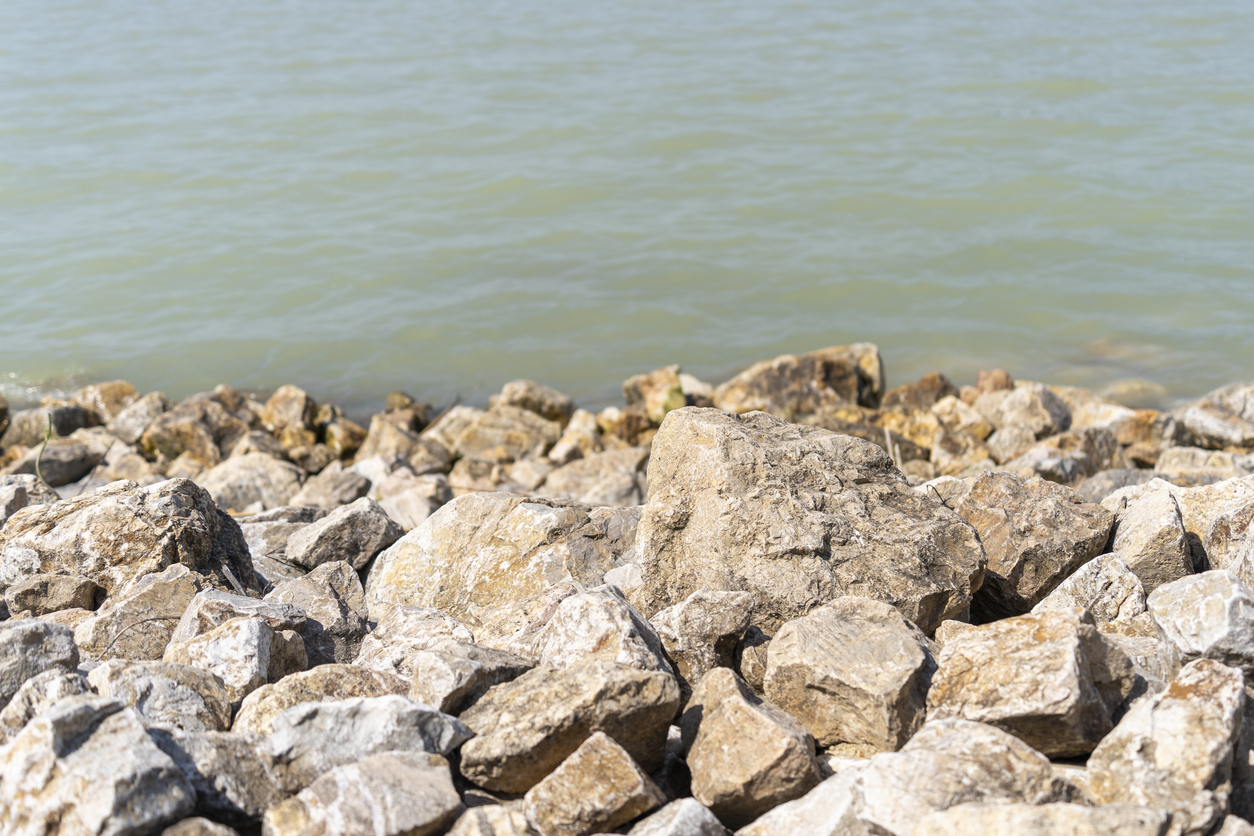 Fornitura di pietre da annegamento per argini: l’importanza della sicurezza